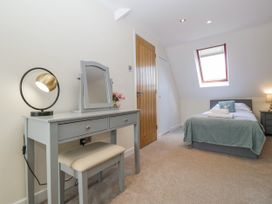 A bedroom with a bed and a vanity space at Bell Garden in Stow-On-The-Wold