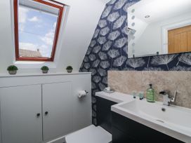 A bathroom with a sink and toilet at Bell Garden in Stow-On-The-Wold