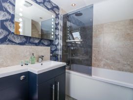 A bathroom with a sink and shower at Bell Garden in Stow-On-The-Wold