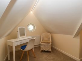 An attic with a desk and chair at Bell Garden in Stow-On-The-Wold