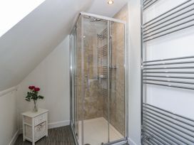 A bathroom with a shower and a plant at Bell Garden Stow-On-The-Wold