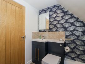 A bathroom with a sink and toilet at Bell Garden in Stow-On-The-Wold