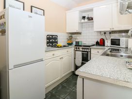A kitchen with appliances and countertop at Maenllwyd Borth-Y-Gest near Porthmadog