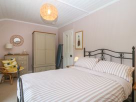 A bedroom with a bed and furniture at Maenllwyd in Borth-Y-Gest near Porthmadog