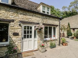 A house with flowers near the door at Dairy Cottage in Witney