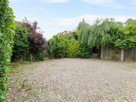 A garden area with gravel and greenery at Birch Cottage in Brundall
