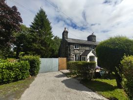 A house with a driveway and garden at Islwyn Llanuwchllyn near Bala