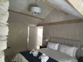 A bedroom with a bed and lamp at Islwyn in Llanuwchllyn near Bala