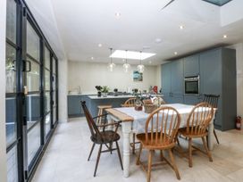 A kitchen with a table and chairs at Islwyn in Llanuwchllyn near Bala
