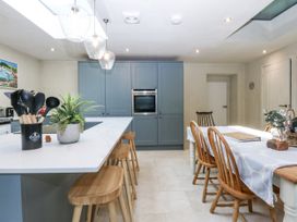 A kitchen with a large island and dining table at Islwyn Llanuwchllyn near Bala