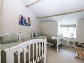A bedroom with two beds at Islwyn in Llanuwchllyn near Bala