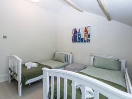 A bedroom with twin beds and wall art at Islwyn Llanuwchllyn near Bala