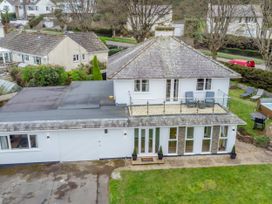 A two-story house with a balcony patio and garden area in Broadsands Paignton