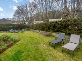 A garden with lawn chairs and hedges at Broadsands in Paignton