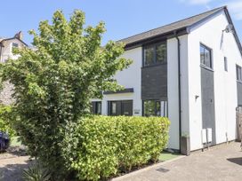 A house with bushes and a driveway at Driftwood in Torquay