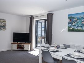 A dining room with a table and chairs at Driftwood in Torquay