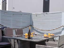 A table with drinks and food at Driftwood in Torquay