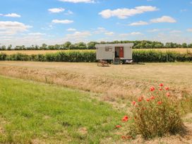 Sweet Caroline Shepherd’s Hut - Lincolnshire - 1093712 - thumbnail photo 2