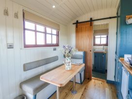 Sweet Caroline Shepherd’s Hut - Lincolnshire - 1093712 - thumbnail photo 4