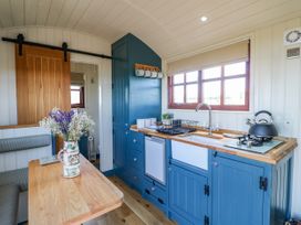 Sweet Caroline Shepherd’s Hut - Lincolnshire - 1093712 - thumbnail photo 5