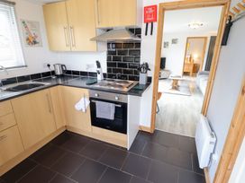 A kitchen with an oven and stove at Angel's Retreat in Huttoft
