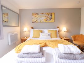 A bedroom with a bed and towels at Angel's Retreat in Huttoft