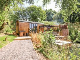 The Shepherds Hut at Bridge Lake Farm & Fishery - Cotswolds - 1094449 - thumbnail photo 10