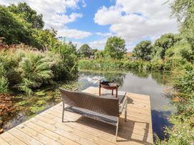 The Shepherds Hut at Bridge Lake Farm & Fishery - Cotswolds - 1094449 - thumbnail photo 9