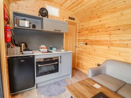 The Shepherds Hut at Bridge Lake Farm & Fishery - Cotswolds - 1094449 - thumbnail photo 4