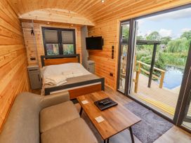The Shepherds Hut at Bridge Lake Farm & Fishery - Cotswolds - 1094449 - thumbnail photo 7