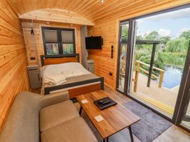 The Shepherds Hut at Bridge Lake Farm & Fishery - Cotswolds - 1094449 - thumbnail photo 6