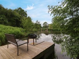 The Shepherds Hut at Bridge Lake Farm & Fishery - Cotswolds - 1094449 - thumbnail photo 14