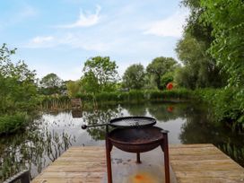 The Shepherds Hut at Bridge Lake Farm & Fishery - Cotswolds - 1094449 - thumbnail photo 15