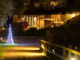 The Shepherds Hut at Bridge Lake Farm & Fishery - Cotswolds - 1094449 - thumbnail photo 17