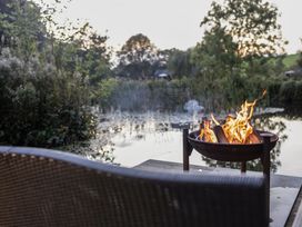 The Shepherds Hut at Bridge Lake Farm & Fishery - Cotswolds - 1094449 - thumbnail photo 21