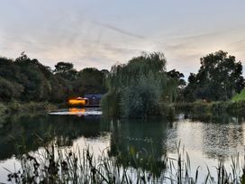 The Shepherds Hut at Bridge Lake Farm & Fishery - Cotswolds - 1094449 - thumbnail photo 27