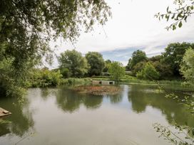 The Shepherds Hut at Bridge Lake Farm & Fishery - Cotswolds - 1094449 - thumbnail photo 19