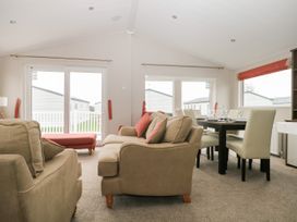 Lodge at Chichester Lakeside (3 Bed) - Kent & Sussex - 1094585 - thumbnail photo 4