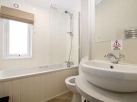 Lodge at Chichester Lakeside (3 Bed) - Kent & Sussex - 1094585 - thumbnail photo 12