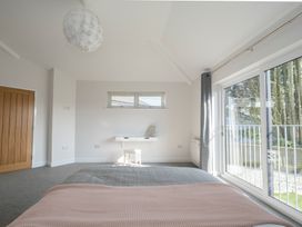 A bedroom with a desk and chair at 38 Venn Park Stoke Fleming