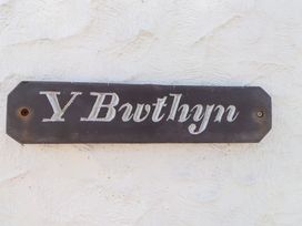 A sign displaying the name Y Bwythyn at 3 Tai Newydd Llanfaelog near Rhosneigr