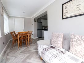 A dining room with a table and chairs at 3 Tai Newydd Llanfaelog near Rhosneigr