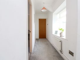 A hallway with a door and window at 3 Tai Newydd Llanfaelog near Rhosneigr