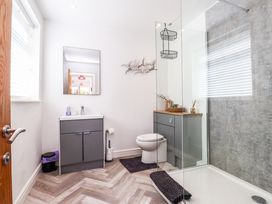 A bathroom with a shower and sink at 3 Tai Newydd Llanfaelog near Rhosneigr