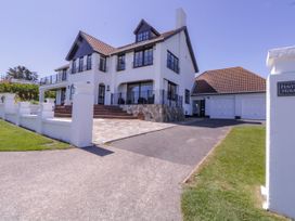 Pentire House - Kent & Sussex - 1096667 - thumbnail photo 1