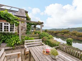An outdoor area with a table and chairs at Island House Golant near Tywardreath