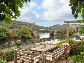 An outdoor area with a table and chairs at Island House in Golant near Tywardreath
