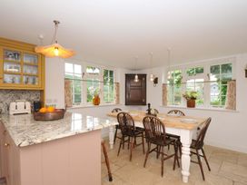 A kitchen with a dining table and chairs at Island House in Golant near Tywardreath