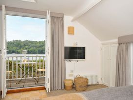 A bedroom with a view overlooking the river at Island House in Golant near Tywardreath