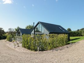 A house with a garden and gravel path at Foxes Den in Allerston near Thornton Dale
